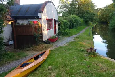 Image de Chalet unique sur le canal Lockside.
