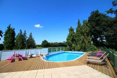 Gîte rural pittoresque avec piscine extérieure chauffée commune.