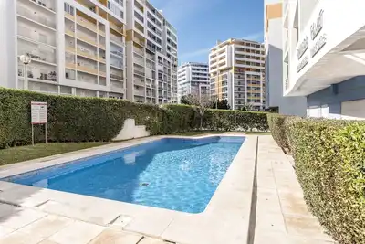 Place de Nuno près de la ville et de la plage (Wifi / Piscine / Ac) hébergée par Emiel