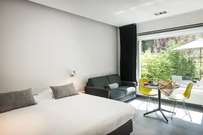 Image de Situé au calme chambre de luxe appartement au rez-de-chaussée avec jardin et parking privé gratuit