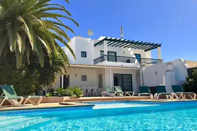 Image de Villa Ocaso est une belle villa de 4 chambres et 3 salles de bains dans un quartier très résidentiel.