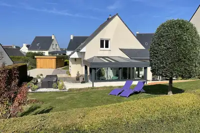 Image de Location maison bord de mer avec jardin terrasse Véranda et pergola