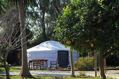 Image de Yourte mongole et chalet en bois à proximité de la plage et de toutes les commodités. Calme et isolé