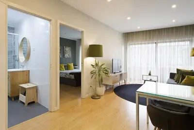 Image de CoolHome avec un beau balcon