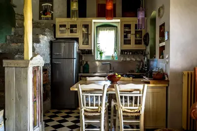 Maisonnette en pierre avec une excellente vue sur la mer Égée