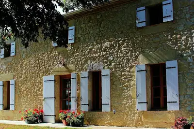 Image de Cottage de caractère spacieux avec piscine dans une campagne charmante