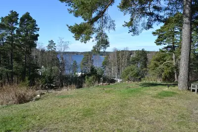 Image de Maison de vacances avec vue sur le lac, emplacement central Värmdö. rowboat