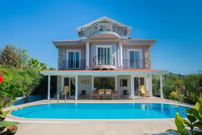 Image de Villa avec piscine privée dans un jardin mature dans le Secteur Maras