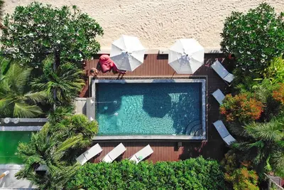 Image de Villa avec piscine sur une plage isolée, piscine, femme de chambre