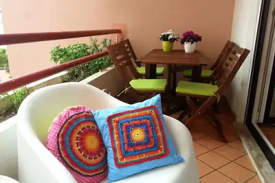 Image de Appartement en copropriété avec piscine - Vue jardin