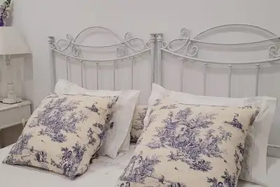 Image de Maison Rouge Au Bord De La RIVIÈRE - T2