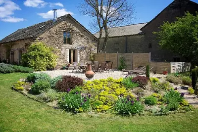 Image de Grange spacieuse avec piscine dans un hameau paisible