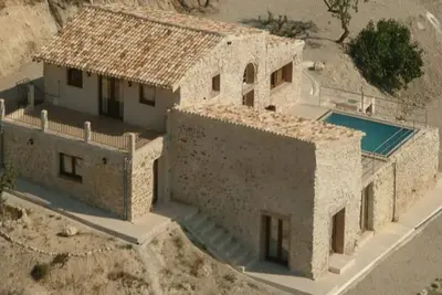 Image de Maison au calme avec vue à couper le souffle depuis la terrasse à côté de la piscine