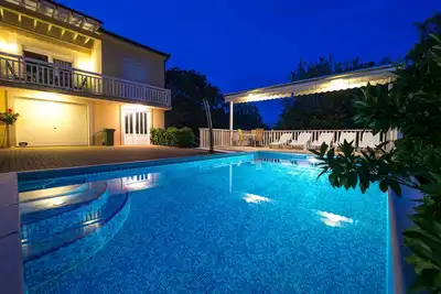 Image de Villa familiale avec piscine privée, aire de jeux pour enfants et jardin