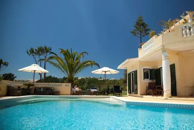 Image de Villa de luxe avec piscine chauffée, Wifi dans tous les domaines y compris la piscine et jardin 6850/2015