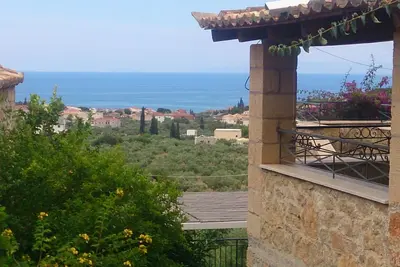 Image de Villa traditionnelle en pierre avec vue sur la mer