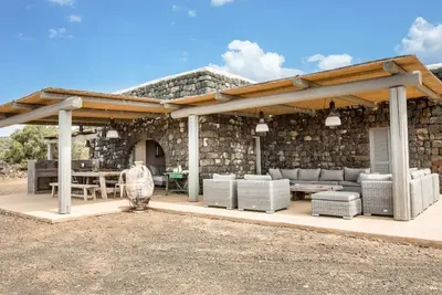 Image de charmant Dammuso inclus dans la ferme Dammusi Posidonia, avec piscine et vue mer