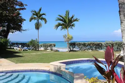 Image de Baywatch - villa en bord de mer, plage et jardin spectaculaires, piscine, moderne, personnel