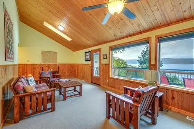 Image de Nouveau! Tahuya Cabin avec canal Hood et vue sur la montagne olympique