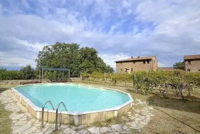 Image de Casa Scoiattolo B: Un appartement agréable et accueillant entouré de prairies et de collines verdoyantes.
