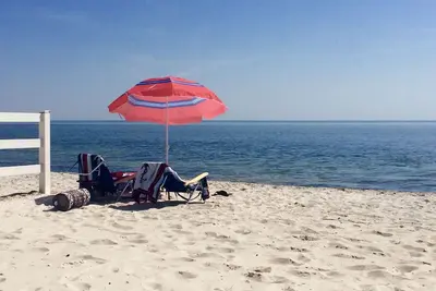 Image de ⛱ 1940's Bass River Cottage, rénové, dans le centre de la Californie, à quelques minutes de marche de plusieurs plages!