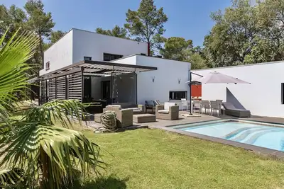 Image de Villa de prestige contemporaine avec parc, piscine, 3 mazets ind, prox. centre vi