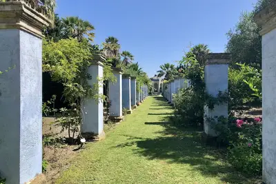 Image de Cottage dans le jardin historique sur le front de mer de la lagune