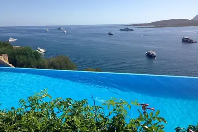 Superbe apt-villa avec vue sur la mer et jardin privé et piscine de la station