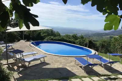 Image de Maison de campagne panoramique avec piscine entre Ombrie et Toscane 2