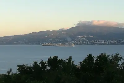 Loue T2 meublé avec vue sur baie fort de France