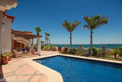 Image de Grand Beachfront Home prêt à divertir