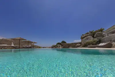 Image de Villa Cassandra, propriété de luxe à Kalafatis, avec vue sur la mer et la piscine, peut accueillir 10 pp