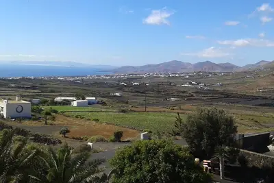 Vue panoramique sur la mer et les montagnes, à Conil, près de la route des vins.