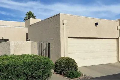 Image de Maison de ville spacieuse de 2 chambres, garage!