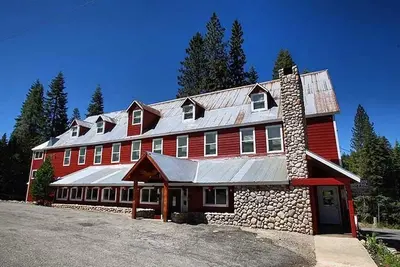 Image de Centre historique de retraite de l'hôtel La Porte: réunions de famille, mariages à destination