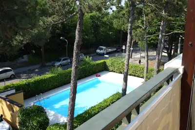 Image de appartement moderne avec piscine et terrasse près de la plage