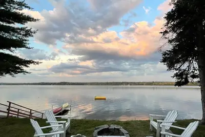 Image de ** Maison au bord du lac avec toutes les commodités pour une escapade relaxante! **