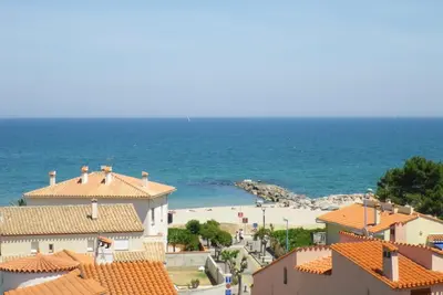 Image de Vue mer! Charmant T2 avec terrasse face au soleil levant.