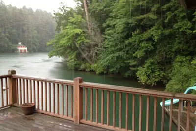 Image de Belle maison rustique Timberframe Lake House et Boat House au milieu des arbres