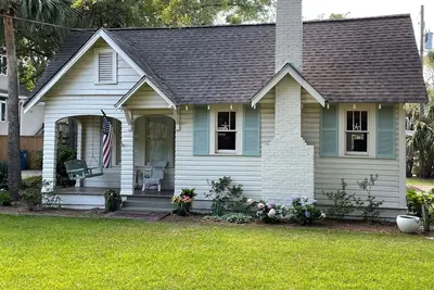 Image de Emplacement! Emplacement! À quelques pas de la plage et du village!
