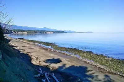 Image de Madrona Leaf Lodge comprend un sentier de plage privée et un cadre boisé paisible