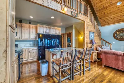 Image de New Lakefront Luxe 4 chambres avec bain à remous privé, piscine, plage, location de ponton