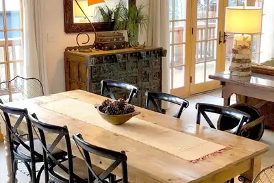 Image de Lumière remplie invitant Westside Home dans un cadre paisible.