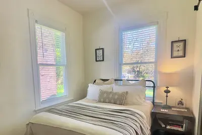 Image de Charme 1908 Petaluma Farmhouse & Airstream