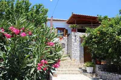 Image de Belle maison de vacances avec vue sur la mer, terrasse, barbecue | Lakonia, Péloponnèse