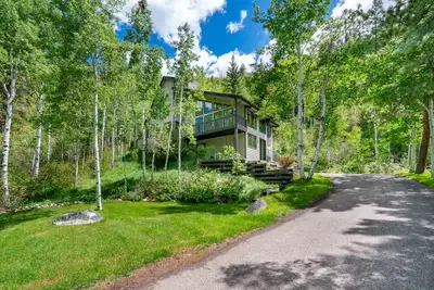 Image de Magnifique Fun East Aspen Home avec cascade et étang