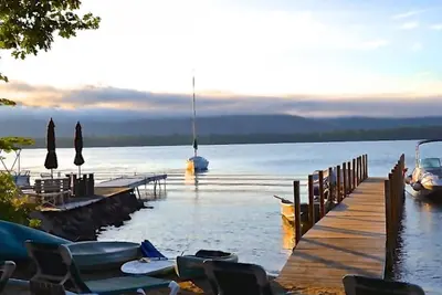 Image de Belle maison au bord du lac avec plage et Dock Slip