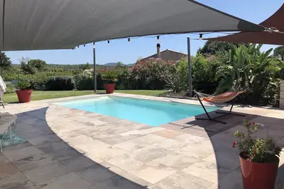 Image de Villa avec piscine et vue sur  la colline, entre Hyeres et St Tropez.