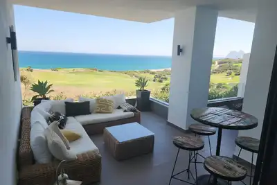 Nouvelle plage de première ligne / Golf avec vue sur Gibraltar et l'Afrique.