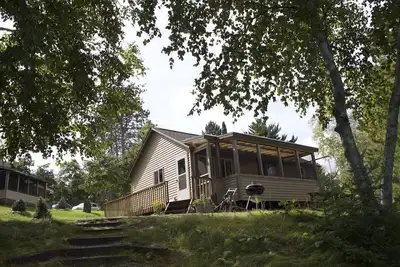Image de Belle cabane au bord du lac de deux lits sur un lac vierge de plus de 100 acres